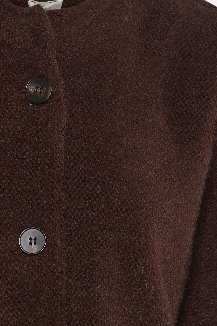 Bruin, wollen vest met knopen.
