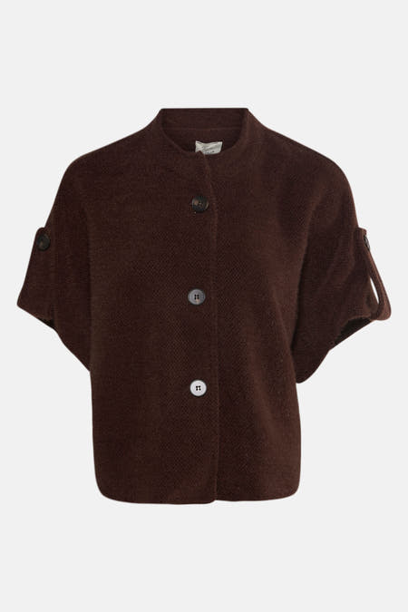 Veste brune de Terra di Siena avec manches courtes et fermeture à boutons.