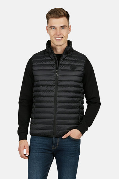Gilet noir Cars, avec surpiqûres horizontales et col montant, porté sur un t-shirt noir et un jean foncé.