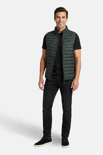 Gilet Cars porté sur un t-shirt noir et un jean noir avec des chaussures en daim.
