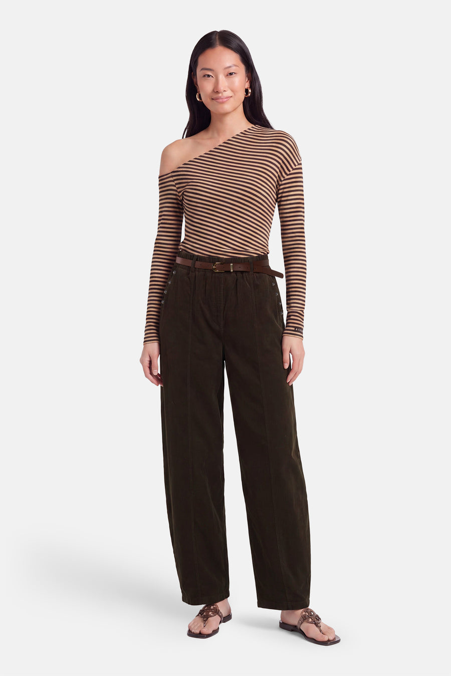 Bruine 5-pocket broek van Terra di Siena, wijde pasvorm met rits en knoopsluiting, gestyled met riem en gestreept topje