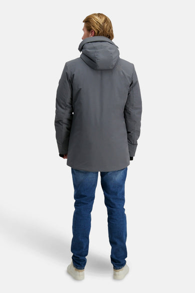 Manteau gris long de Cars, avec capuche, porté sur un jean bleu et des chaussures crème, vu de dos.