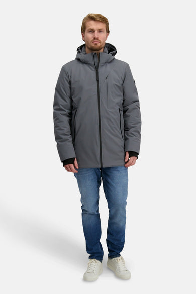 Manteau gris long de Cars, avec capuchon et fermeture éclair, porté sur un pantalon en cuir et des baskets blanches.