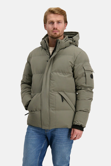 Manteau gris court de Cars avec capuchon, poches et jeans bleus.