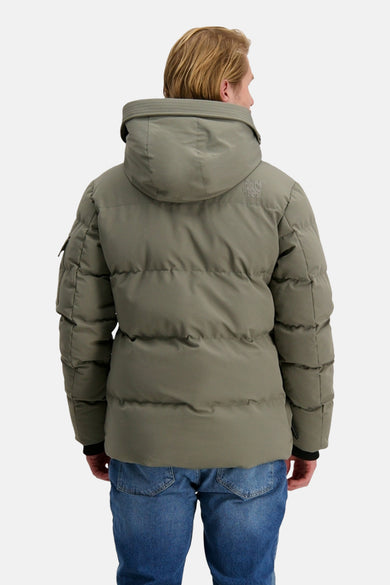 Manteau gris court de Cars, vu de l'arrière, avec capuche et jeans bleus.