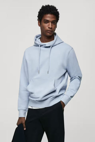Sweat-shirt bleu avec capuche de MANGO, à longues manches et avec une poche kangourou.
