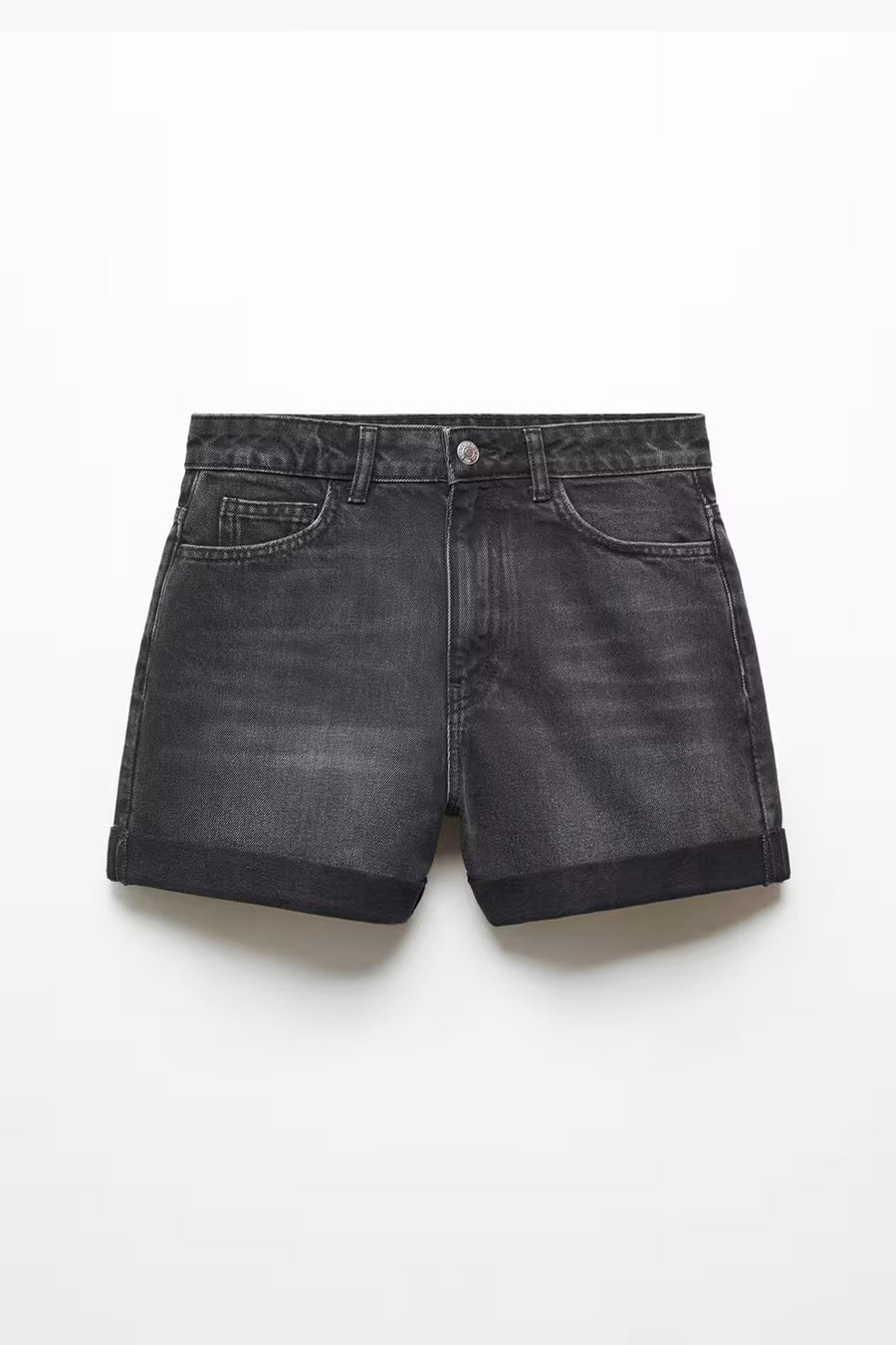Short de denim noir de MANGO, avec des poches et des jambes repliées, isolé sur un fond blanc.
