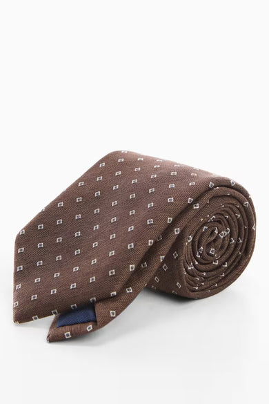 Duvet marron de MANGO, avec un motif de carreaux subtil et une texture qui crée une profondeur visuelle.