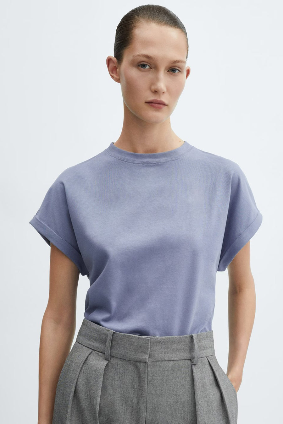 T-shirt bleu de MANGO à col rond et manches courtes retroussées, coupe ample.