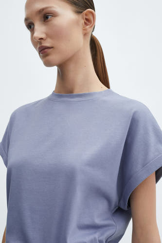 T-shirt lavande MANGO à col rond et manches retroussées, porté par un mannequin.