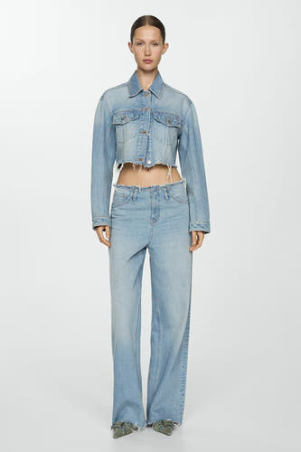 Manteau de denim bleu moyen de MANGO, avec un col rabattu et porté par un modèle en jeans assortis.