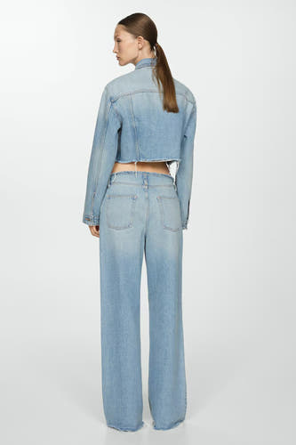 Denim jeansjas in middenblauw van MANGO, met lange mouwen en een gerafelde zoom.
