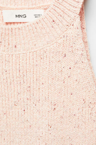 T-shirt rose de MANGO avec texture brossée et col côtelé.