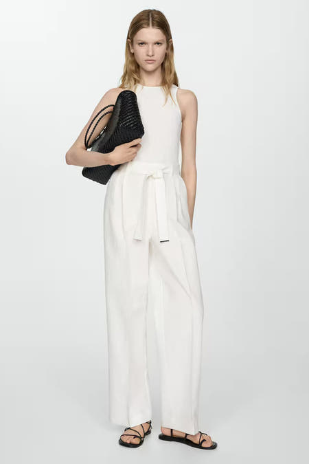 Combinaison blanche de MANGO, avec des manches larges et une ceinture assortie.