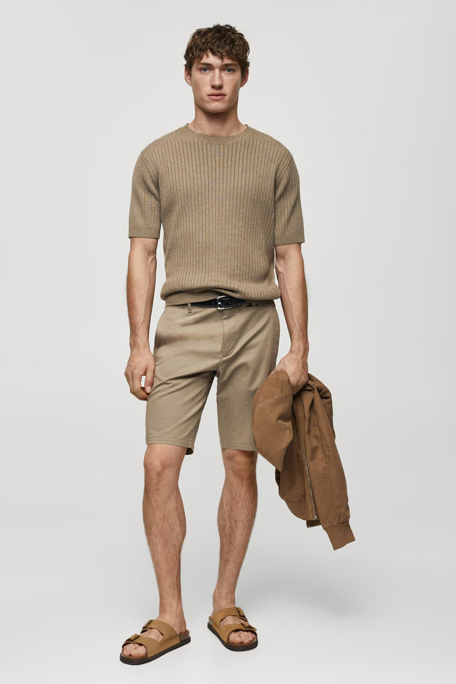 Short brun de MANGO, avec ceinture, associé à un t-shirt brun et des sandales.
