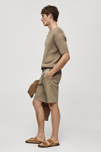 Short brun de MANGO, avec une ce et une un vasanteanteanteante en main main vue vue vue vue.