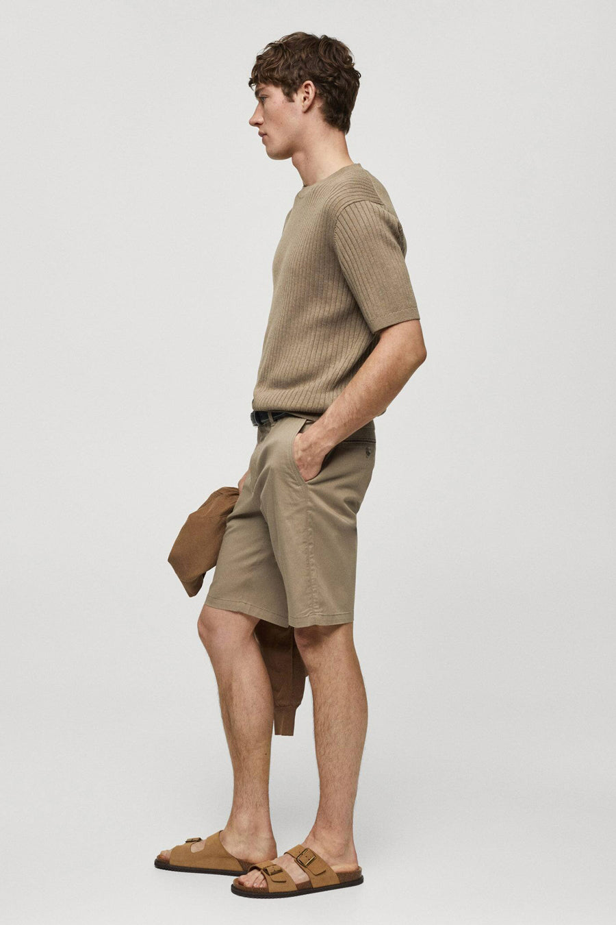 Short brun de MANGO, avec une ce et une un vasanteanteanteante en main main vue vue vue vue.