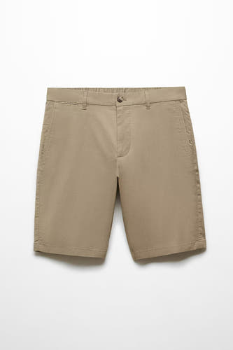 Short brune de MANGO, avec fermeture à boutons et poches, posé sur un fond blanc.