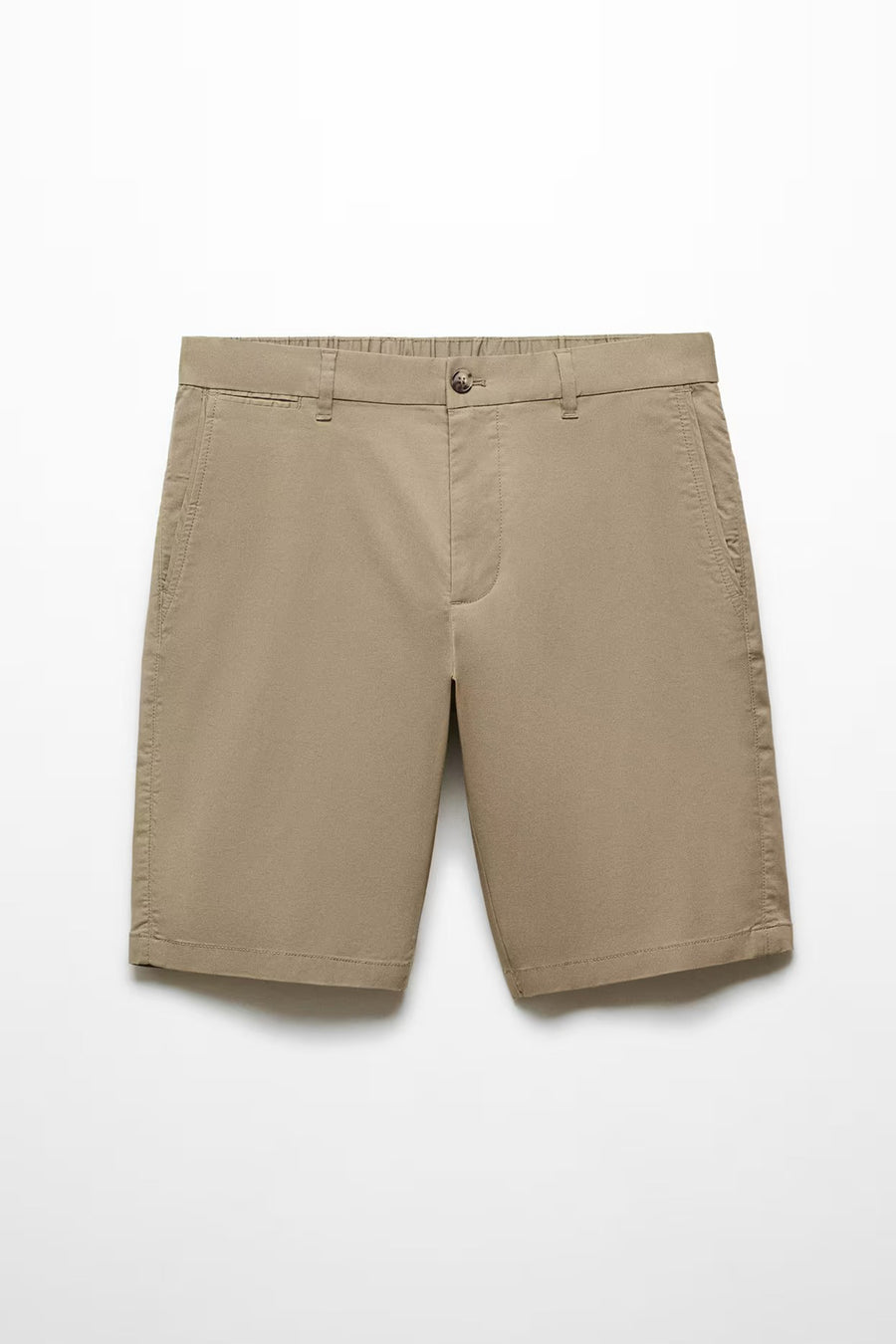 Short brune de MANGO, avec fermeture à boutons et poches, posé sur un fond blanc.