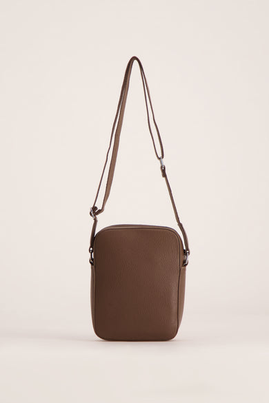 Sac à dos marron de MANGO, avec une texture structurée et une longue sangle d'épaule ajustable.