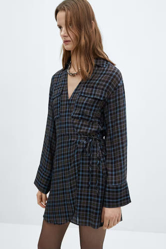 Tunique bleue à longues manches de MANGO, rayée avec un design enroulé et une chaîne d'argent.