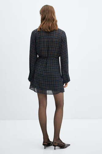 Robe de manches longues bleue à carreaux de MANGO, vue de derrière, portée avec des sous-vêtements noirs et des chaussures.