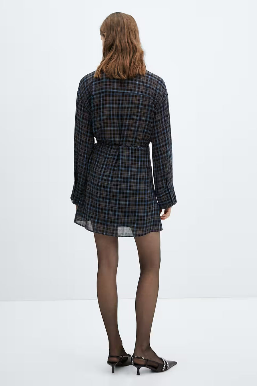Robe de manches longues bleue à carreaux de MANGO, vue de derrière, portée avec des sous-vêtements noirs et des chaussures.