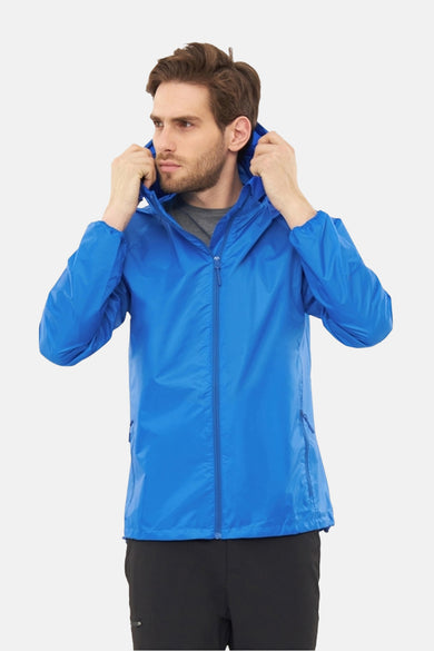 Veste bleue de VIKING, avec capuchon et une fermeture éclair à l'avant, portée avec un pantalon noir.