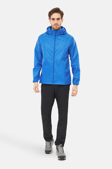 Veste bleue de VIKING, portée avec un pantalon noir et des chaussures de randonnée grises.