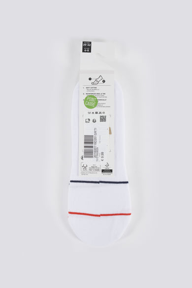 Witte sok met gekleurde strepen op witte achtergrond.