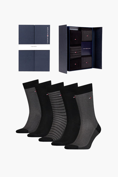 Chaussettes noires boîte-cadeau de TOMMY JEANS, avec divers motifs, présentées dans une boîte bleue.