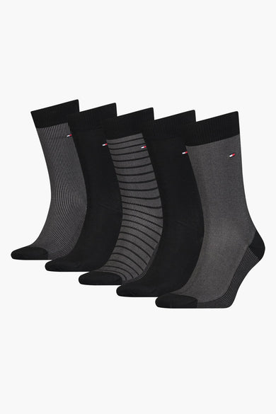 Boîte-cadeau noire avec des chaussettes TOMMY JEANS, avec différents motifs rayés et logo subtil.