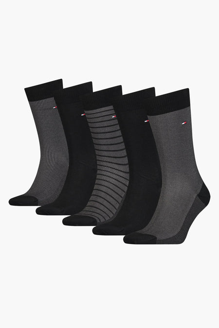 Boîte-cadeau noire avec des chaussettes TOMMY JEANS, avec différents motifs rayés et logo subtil.