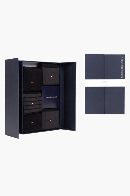 Zwarte sokken geschenkdoos van TOMMY JEANS, met diverse motieven, gepresenteerd in een blauwe doos.