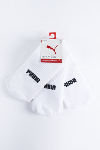 Witte sokken van PUMA, met een verpakking met rode hanger en het PUMA logo.
