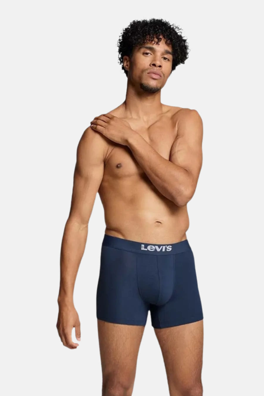 Boxau de boxershort Levi's, porté par un homme à la peau bronzée.