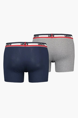 Shorts de bain bleus de Levi's, avec des shorts de bain gris en arrière-plan, avec le nom de la marque sur la ceinture.