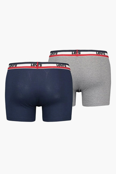 Shorts de bain bleus de Levi's, avec des shorts de bain gris en arrière-plan, avec le nom de la marque sur la ceinture.