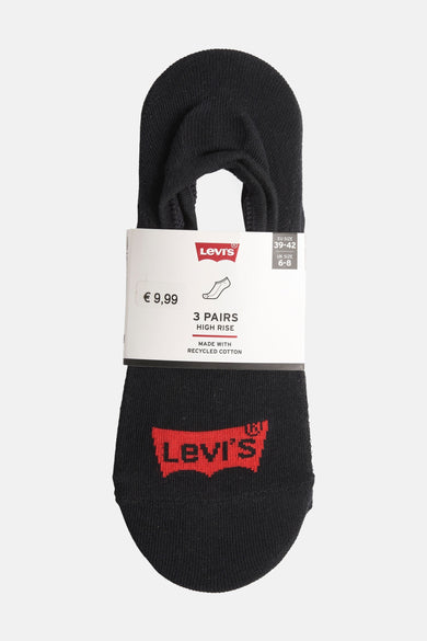 Chaussettes de sneakers noires de Levi's avec un logo Levi's rouge sur une étiquette blanche.