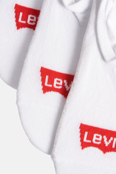 Sneakers blanches de Levi's® avec un détail de logo reconnaissable en rouge.