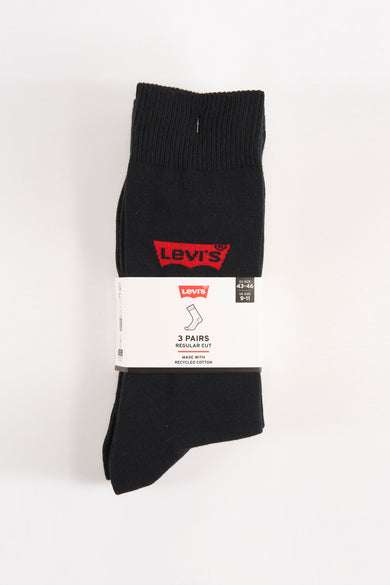 Chaussettes noires de Levi's, emballées avec une étiquette cartonnée contenant des informations sur le produit.