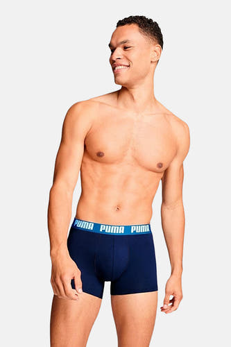 Boxer short bleu de PUMA, porté par un mannequin torse nu avec un visage souriant.