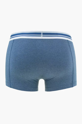 Short de box P PUMUMUM avec une striped bandband in in and and,, seen from the back.