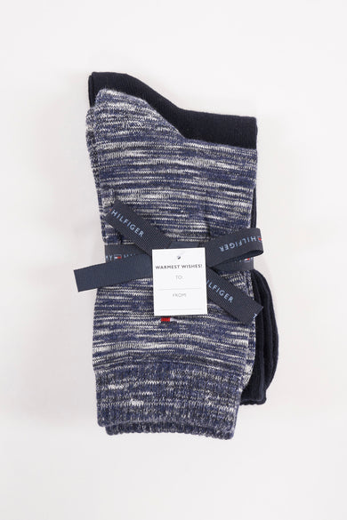 Chaussettes bleu chiné de TOMMY JEANS, empilées avec étiquette et carte cadeau, vue de dessus