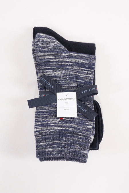 Chaussettes bleu chiné de TOMMY JEANS, empilées avec étiquette et carte cadeau, vue de dessus