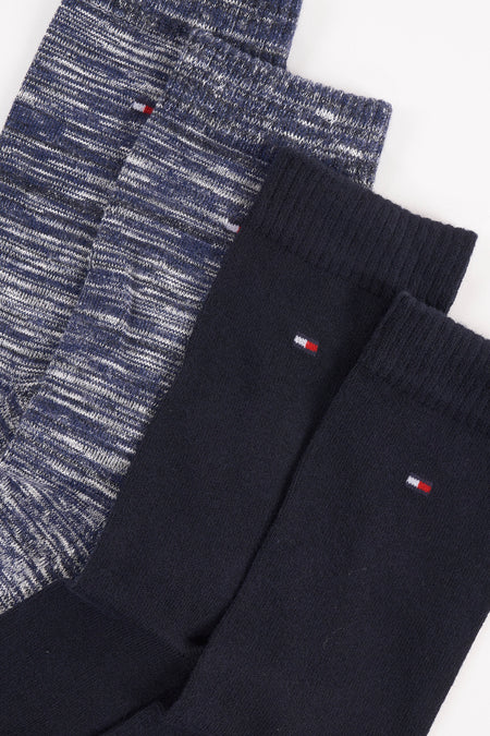 Chaussettes bleues de TOMMY JEANS, avec couleur chinée et unie, bord-côte et petit logo sur le mollet, à plat.
