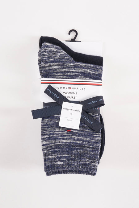 Chaussettes bleu chiné de TOMMY JEANS, avec bord foncé et étiquette rayée, sur fond blanc