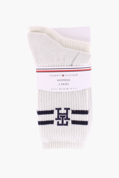 Chaussettes blanches pour femmes de Tommy Hilfiger avec rayures bleu foncé et logo.