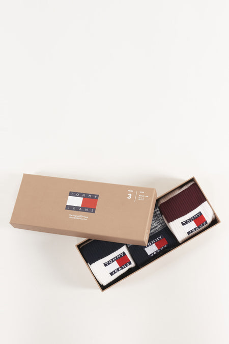 Lot de chaussettes bleues cadeau de TOMMY JEANS, emballé dans une boîte en carton avec le logo de la marque.