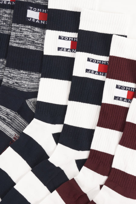 Chaussettes bleues cadeau de TOMMY JEANS, avec un motif rayé dans diverses couleurs et des détails de logo.